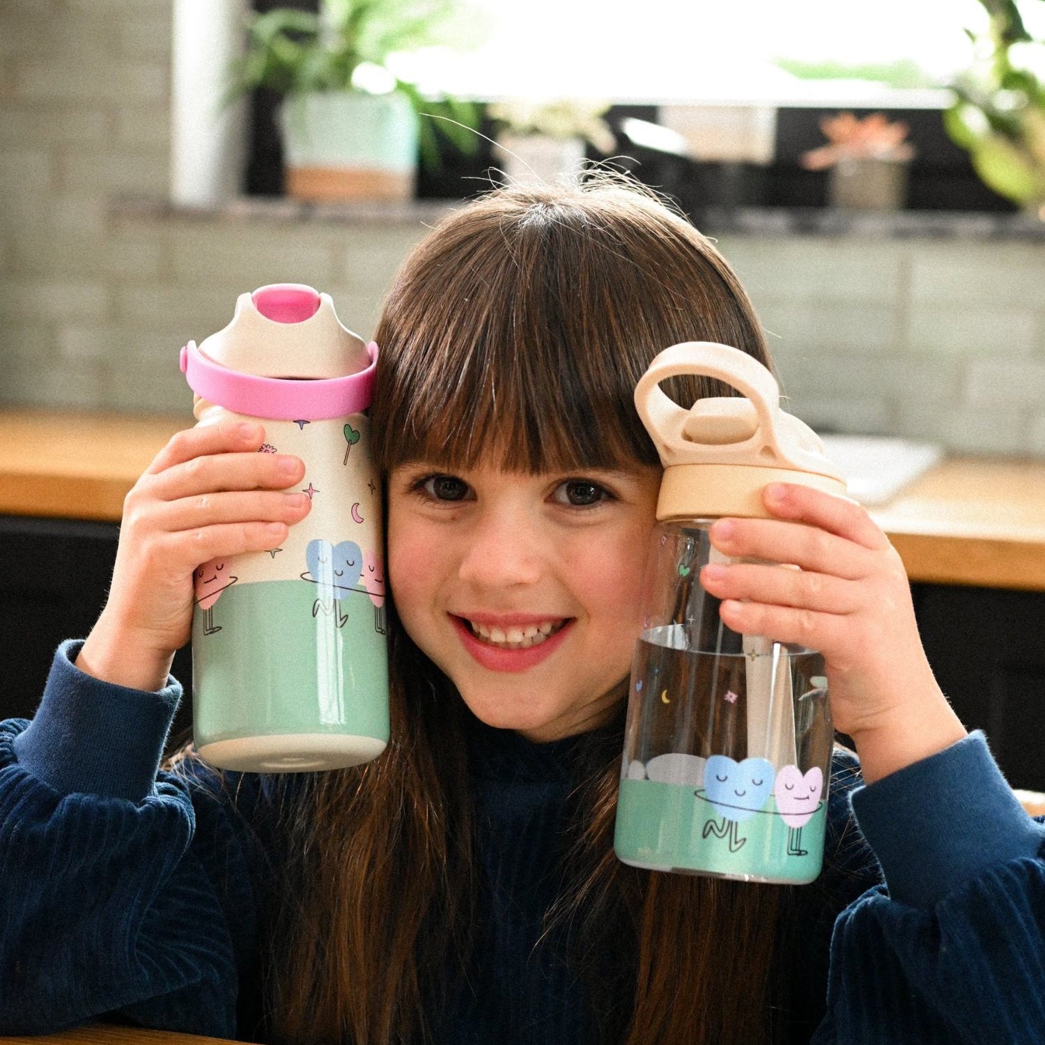 The Cotton Cloud Dancing Hearts 480 ml – bidon dla dzieci, odporny na upadki, lekki i wygodny w użyciu, wzór: serduszka