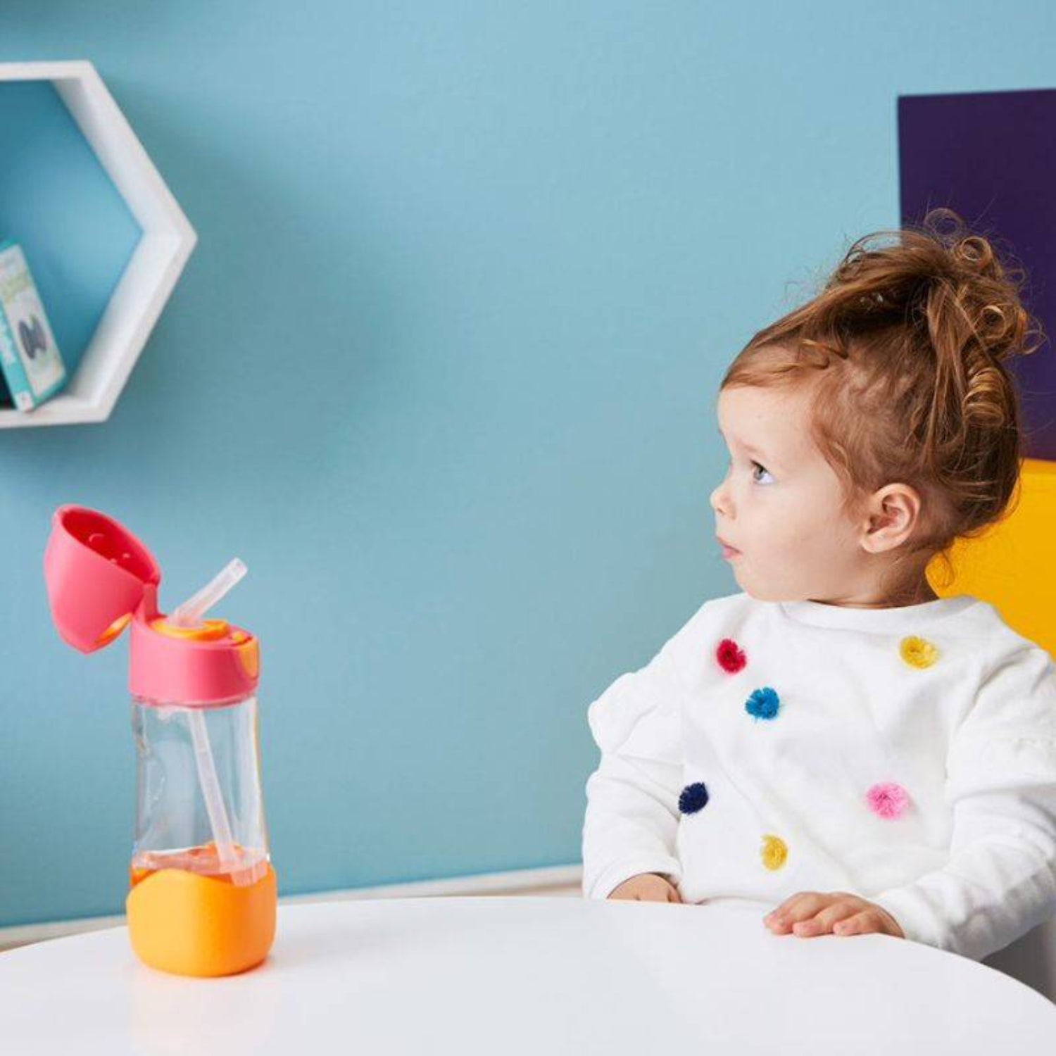 Butelka tritanowa ze słomką B.Box Strawberry Shake – szczelna, z silikonową słomką i zamknięciem na przycisk, kolor: różowy