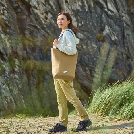 Black+Blum Insulated Tote Bag – beżowa torba termiczna na lunch i przekąski, zapinana na zamek, pojemna i elegancka