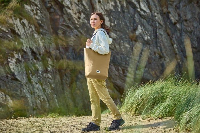 Black+Blum Insulated Tote Bag – beżowa torba termiczna na lunch i przekąski, zapinana na zamek, pojemna i elegancka