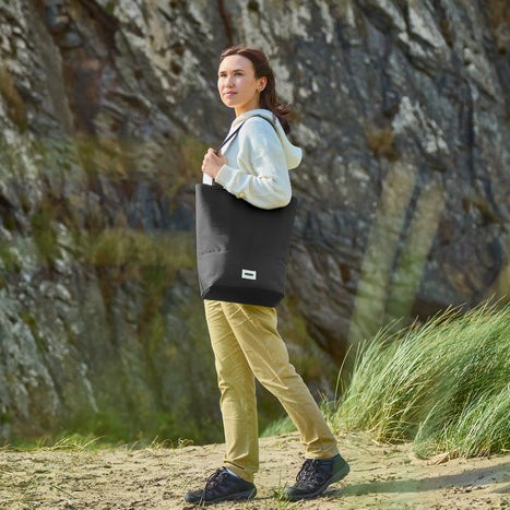 Black+Blum Insulated Tote Bag – czarna torba termiczna na lunch i przekąski, zapinana na zamek, pojemna i elegancka