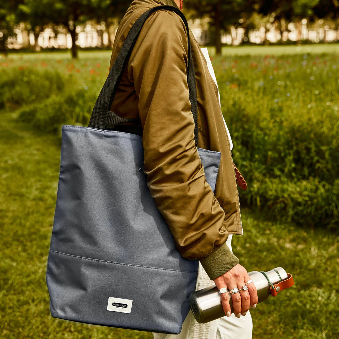 Black+Blum Insulated Tote Bag – szara torba termiczna na lunch i przekąski, zapinana na zamek, pojemna i elegancka