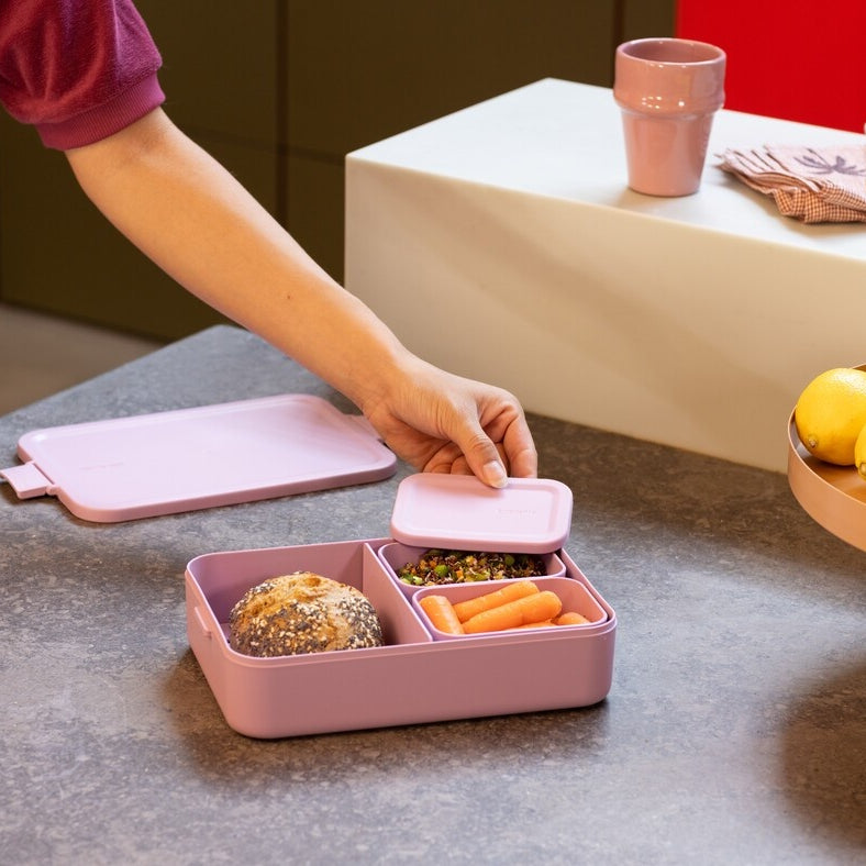 Lunchbox Brabantia Make & Take Lilac Pink 2 L z przegródkami i dodatkowymi pojemnikami, szczelny, nadaje się do mikrofalówki, zamrażarki i zmywarki, ekologiczny, kolor: różowy