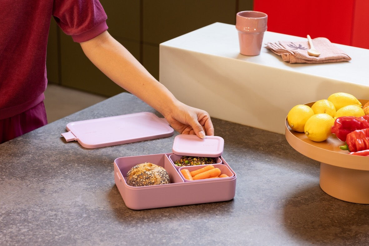 Lunchbox Brabantia Make & Take Lilac Pink 2 L z przegródkami i dodatkowymi pojemnikami, szczelny, nadaje się do mikrofalówki, zamrażarki i zmywarki, ekologiczny, kolor: różowy