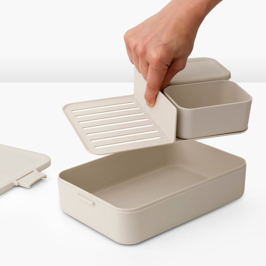 Lunchbox Brabantia Make & Take Soft Beige 2 L z przegródkami i dodatkowymi pojemnikami, szczelny, nadaje się do mikrofalówki, zamrażarki i zmywarki, ekologiczny, kolor: beżowy