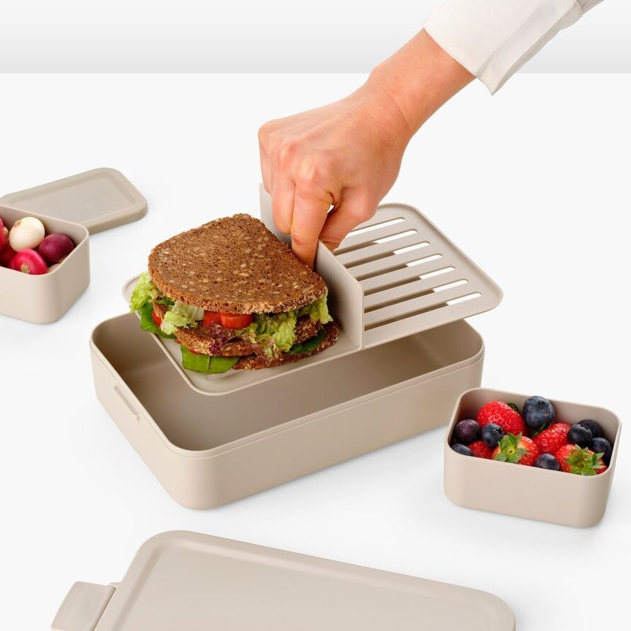 Lunchbox Brabantia Make & Take Soft Beige 2 L z przegródkami i dodatkowymi pojemnikami, szczelny, nadaje się do mikrofalówki, zamrażarki i zmywarki, ekologiczny, kolor: beżowy