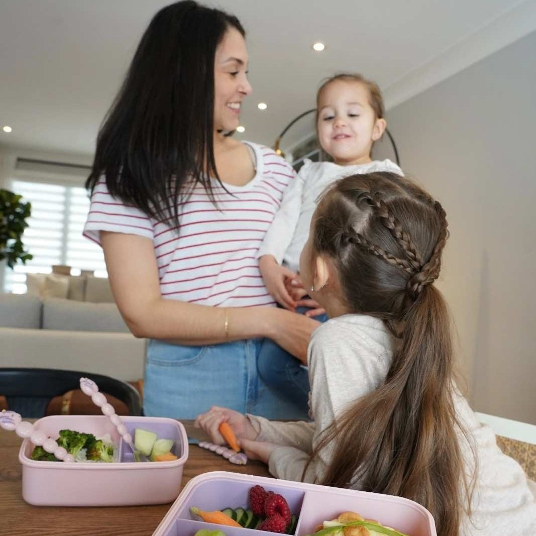 Duży lunchbox z wyjmowanymi przegródkami Melii Pink & Grey - 3 przegródki, 100% szczelności, łatwy do otwierania i bezpieczny dla zdrowia, silikon spożywczy, idealny do szkoły i pracy, kolor: różowy / szary