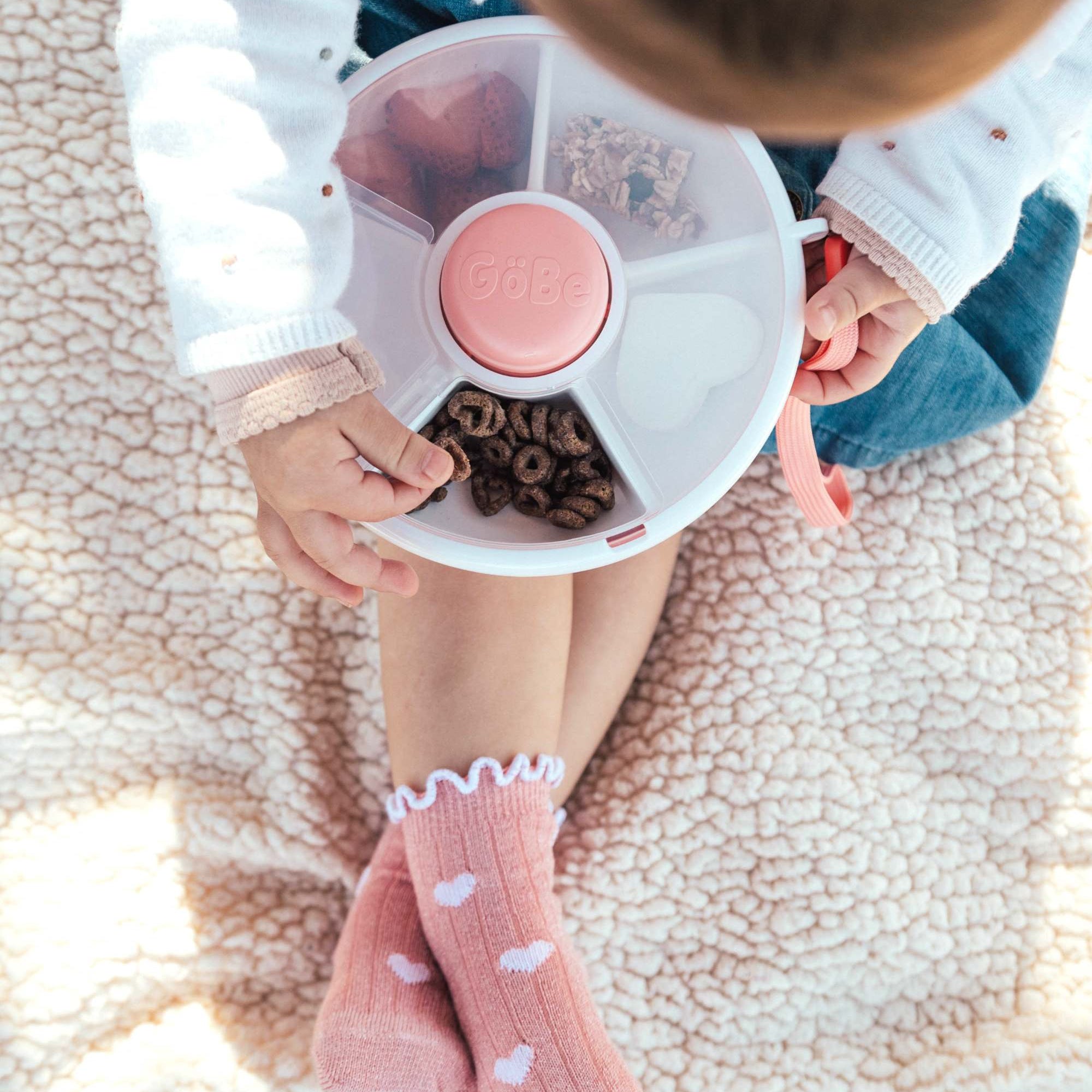 GoBe Large Snack Spinner – pojemnik na przekąski, interaktywny, szczelny i łatwy w obsłudze, kolor: coral pink