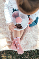 GoBe Large Snack Spinner – pojemnik na przekąski, interaktywny, szczelny i łatwy w obsłudze, kolor: coral pink
