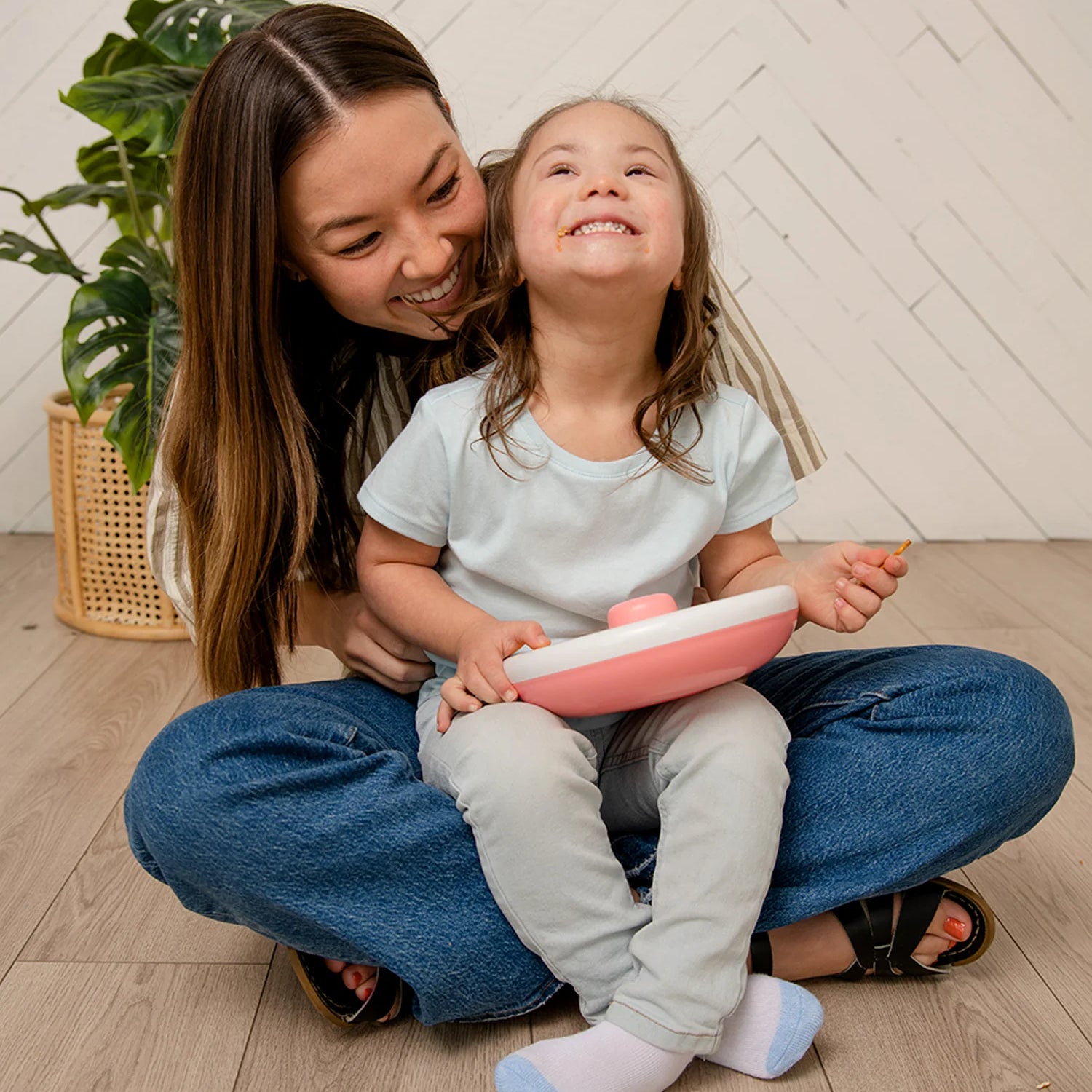 GoBe Large Snack Spinner – pojemnik na przekąski, interaktywny, szczelny i łatwy w obsłudze, kolor: coral pink