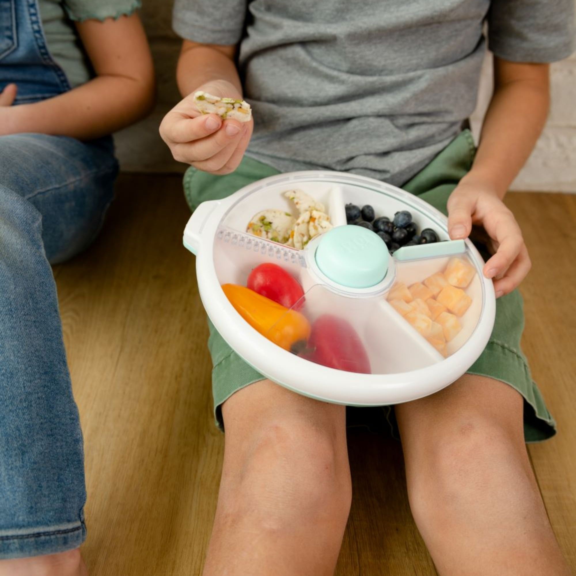 GoBe Large Snack Spinner – pojemnik na przekąski, interaktywny, szczelny i łatwy w obsłudze, kolor: macaron blue