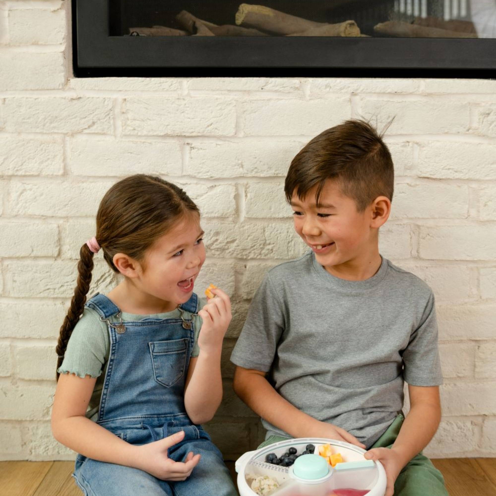 GoBe Large Snack Spinner – pojemnik na przekąski, interaktywny, szczelny i łatwy w obsłudze, kolor: macaron blue