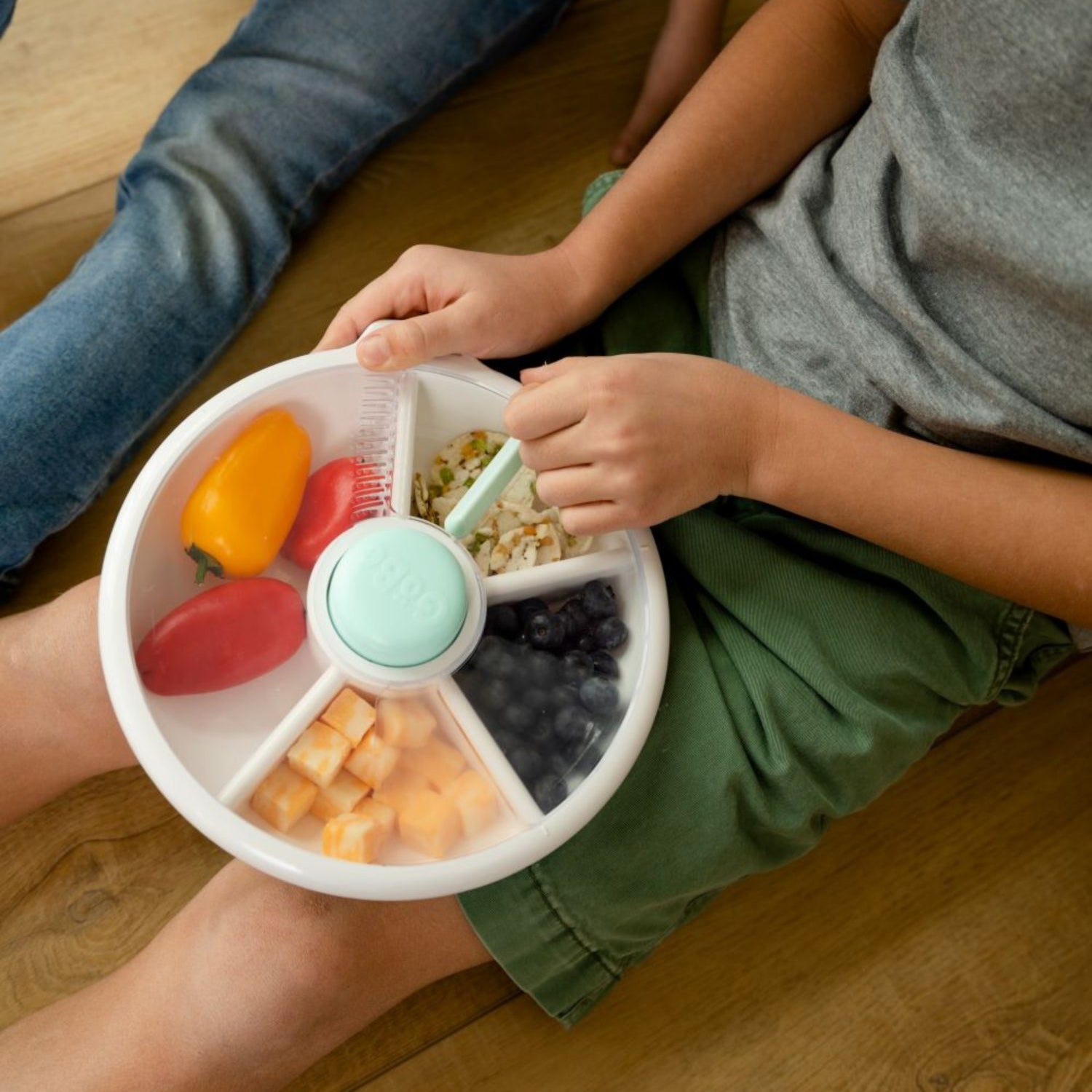 GoBe Large Snack Spinner – pojemnik na przekąski, interaktywny, szczelny i łatwy w obsłudze, kolor: macaron blue