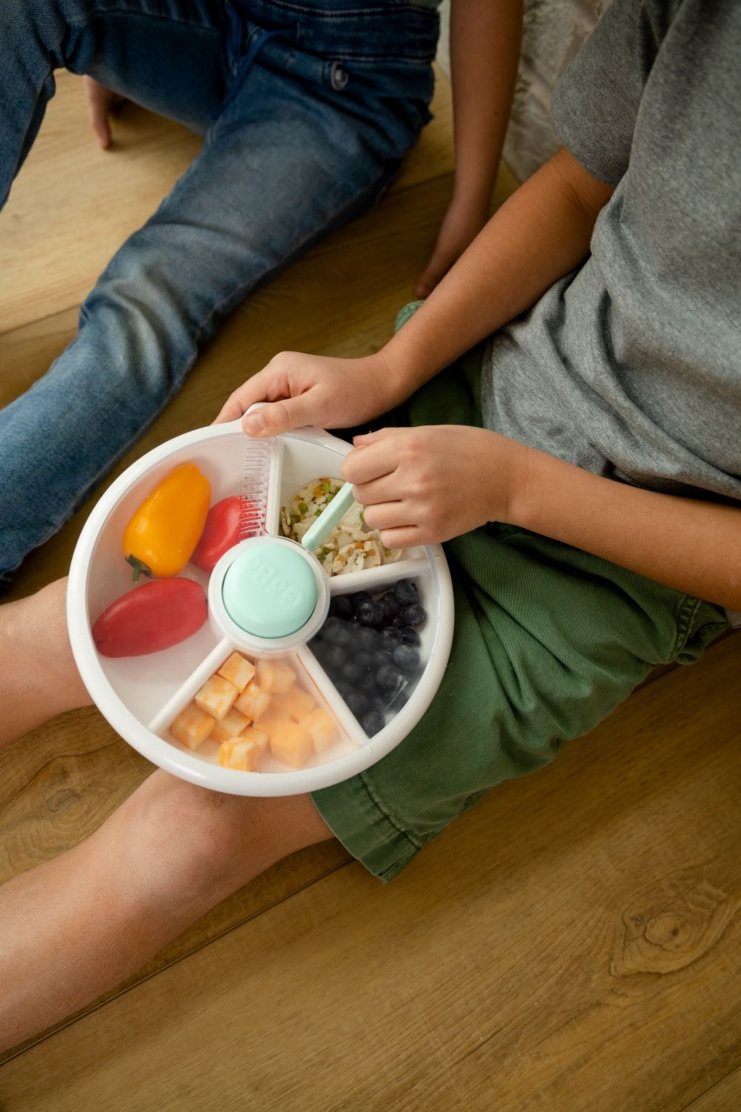 GoBe Large Snack Spinner – pojemnik na przekąski, interaktywny, szczelny i łatwy w obsłudze, kolor: macaron blue