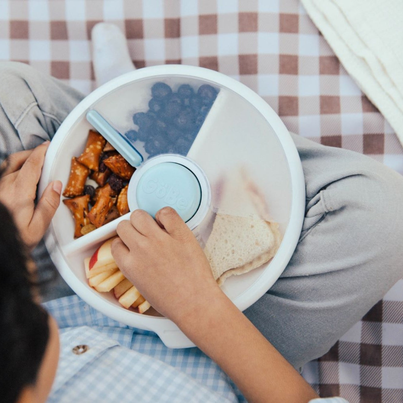 GoBe Large Snack Spinner – pojemnik na przekąski, interaktywny, szczelny i łatwy w obsłudze, kolor: macaron blue
