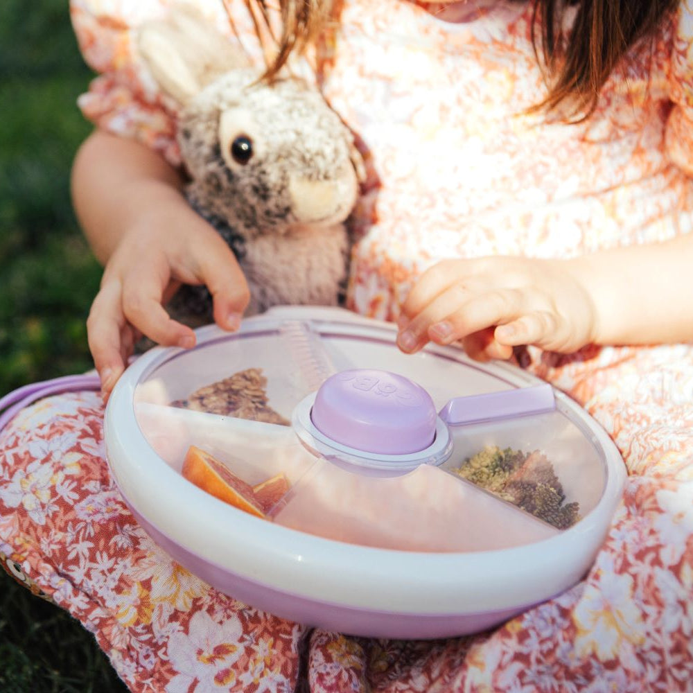 GoBe Large Snack Spinner – pojemnik na przekąski, interaktywny, szczelny i łatwy w obsłudze, kolor: taro purple