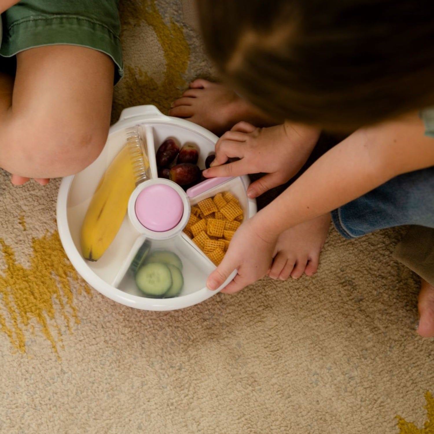 GoBe Large Snack Spinner – pojemnik na przekąski, interaktywny, szczelny i łatwy w obsłudze, kolor: taro purple