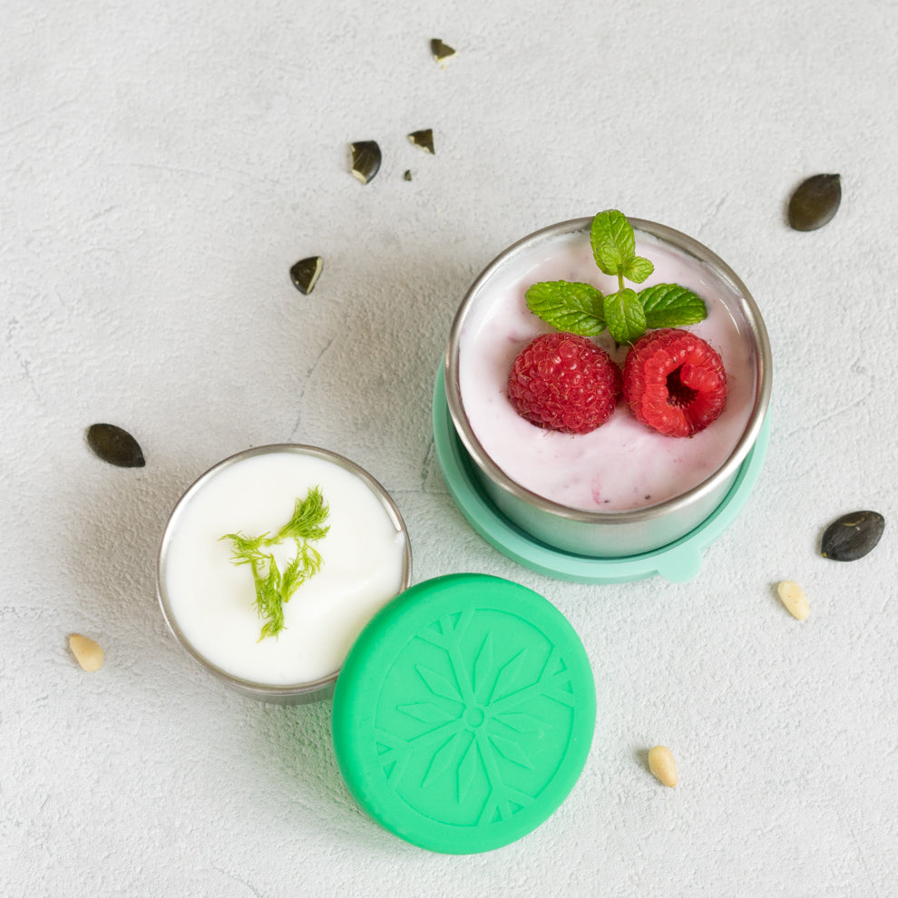 LEKKABOX® Dipper – zestaw 2 stalowych pojemników 50 ml i 100 ml na sosy, dipy i przyprawy, z szczelnymi silikonowymi pokrywkami.