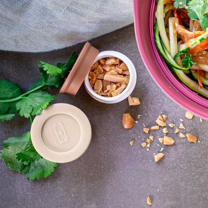 Monbento Temple S Moka / Pink – zestaw 2 pojemników po 10 ml. Idealne na sosy i dipy, szczelne, kompaktowe, bez BPA, do mikrofalówki i zmywarki