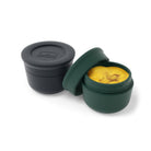 Monbento Temple S Onyx/ Green – zestaw 2 pojemników po 10 ml. Idealne na sosy i dipy, szczelne, kompaktowe, bez BPA, do mikrofalówki i zmywarki