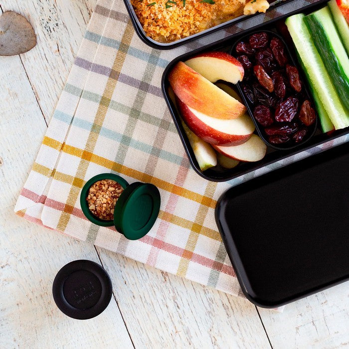 Monbento Temple S Onyx/ Green – zestaw 2 pojemników po 10 ml. Idealne na sosy i dipy, szczelne, kompaktowe, bez BPA, do mikrofalówki i zmywarki