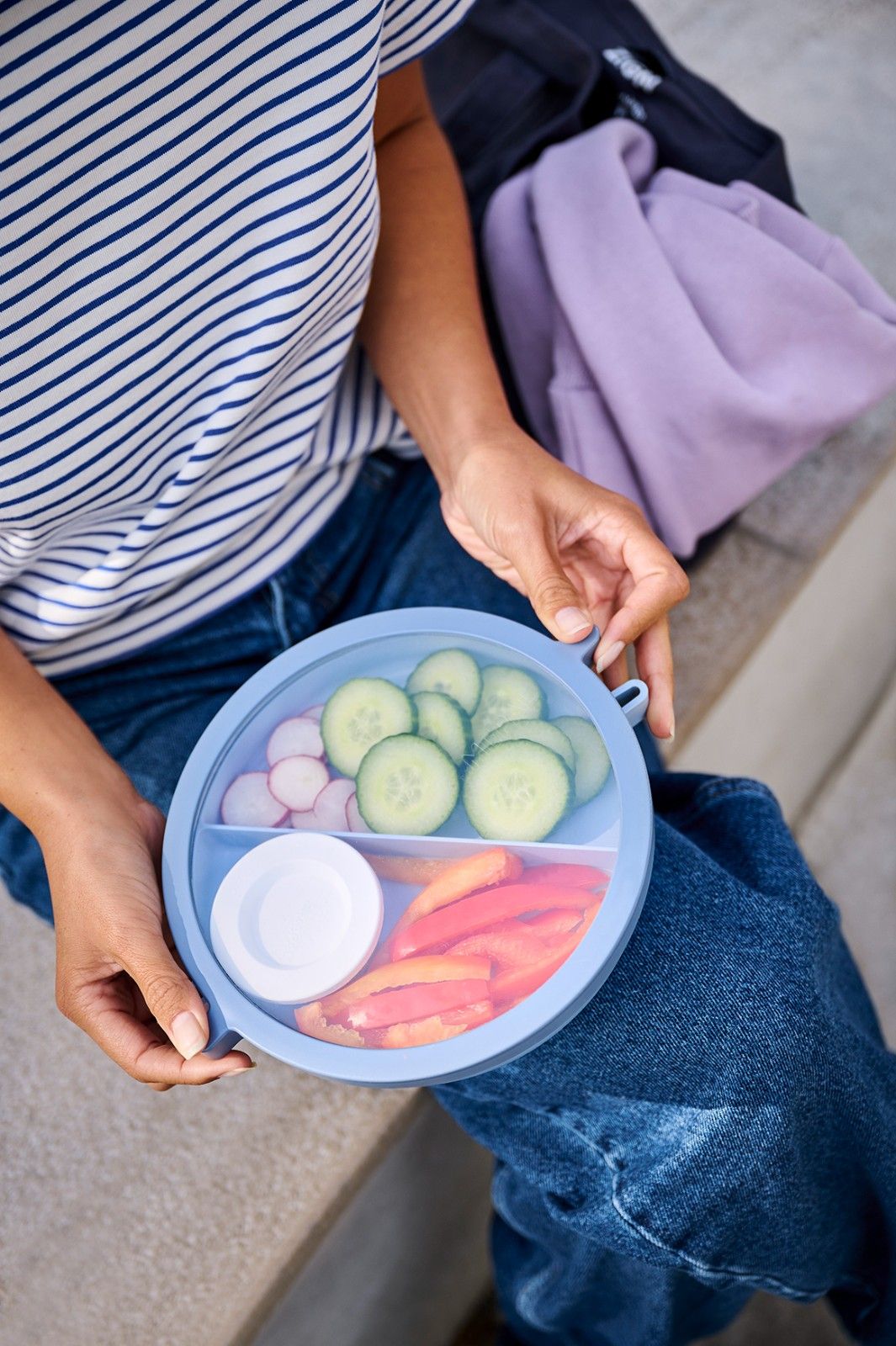 Dwupoziomowa niebieska miska na lunch Mepal Vita - duża pojemność, 5 przegródek, pojemnik na sos, szczelna, wyprodukowano w Europie