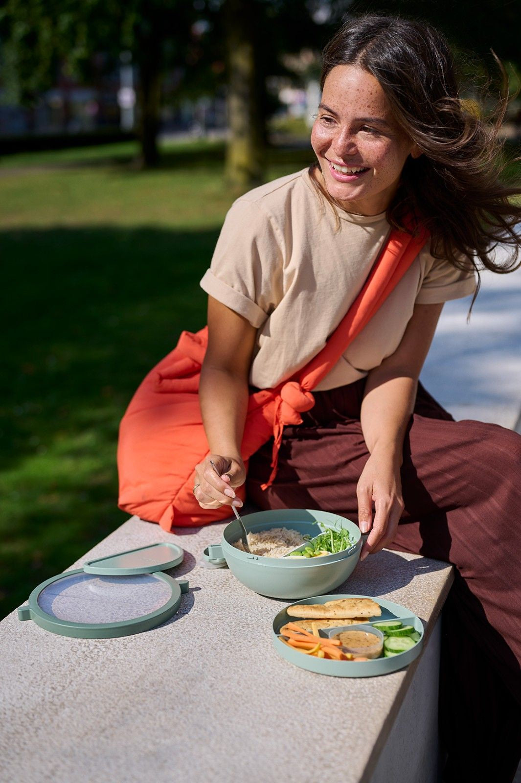 Dwupoziomowa niebieska miska na lunch Mepal Vita - duża pojemność, 5 przegródek, pojemnik na sos, szczelna, wyprodukowano w Europie