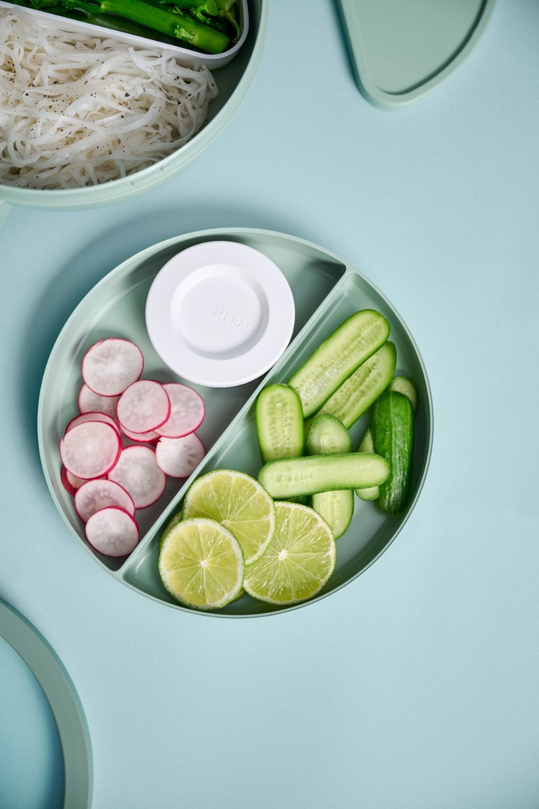 Dwupoziomowa zielona miska na lunch Mepal Vita - duża pojemność, 5 przegródek, pojemnik na sos, szczelna, wyprodukowano w Europie