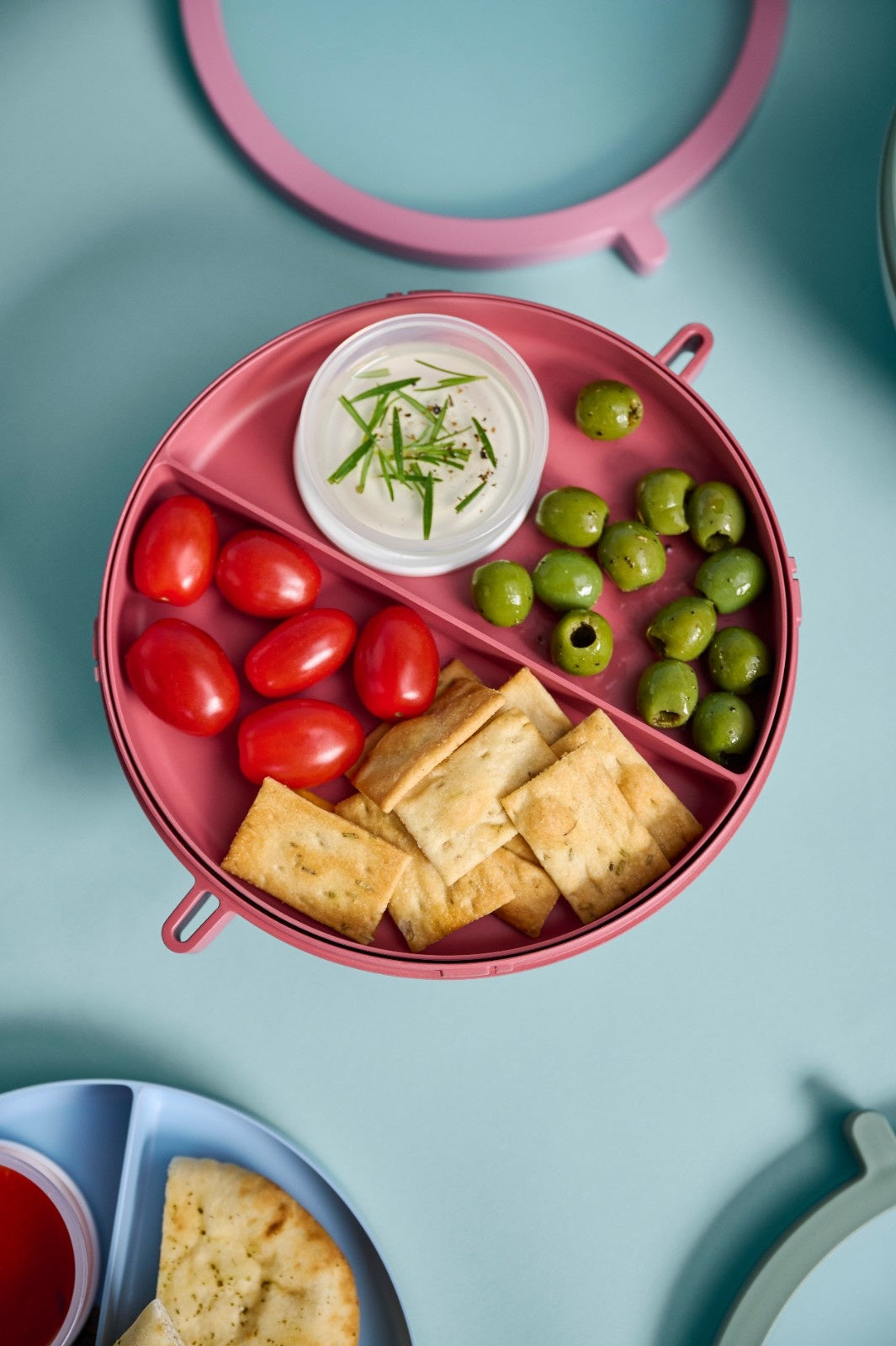 Dwupoziomowa czerwona miska na lunch Mepal Vita - duża pojemność, 5 przegródek, pojemnik na sos, szczelna, wyprodukowano w Europie