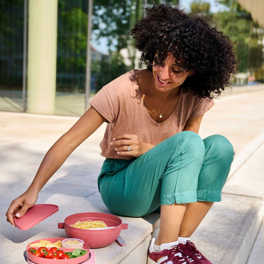 Dwupoziomowa czerwona miska na lunch Mepal Vita - duża pojemność, 5 przegródek, pojemnik na sos, szczelna, wyprodukowano w Europie