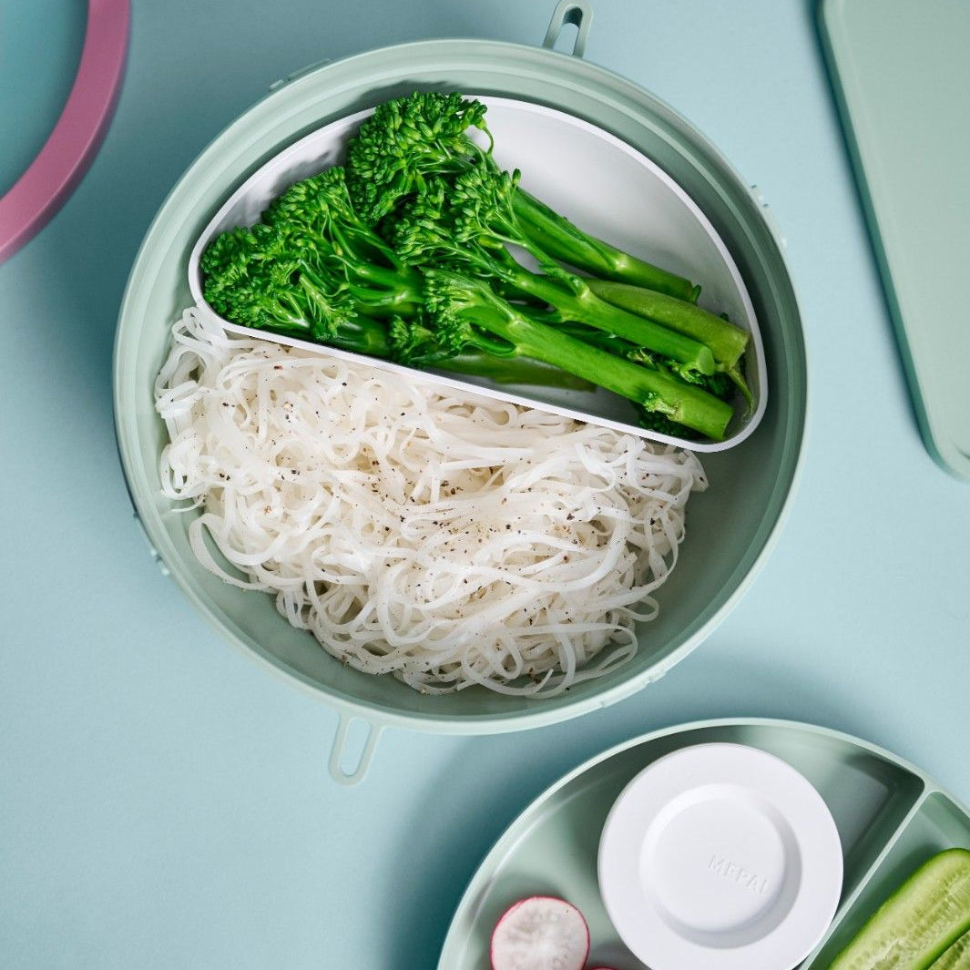 Dwupoziomowa czerwona miska na lunch Mepal Vita - duża pojemność, 5 przegródek, pojemnik na sos, szczelna, wyprodukowano w Europie