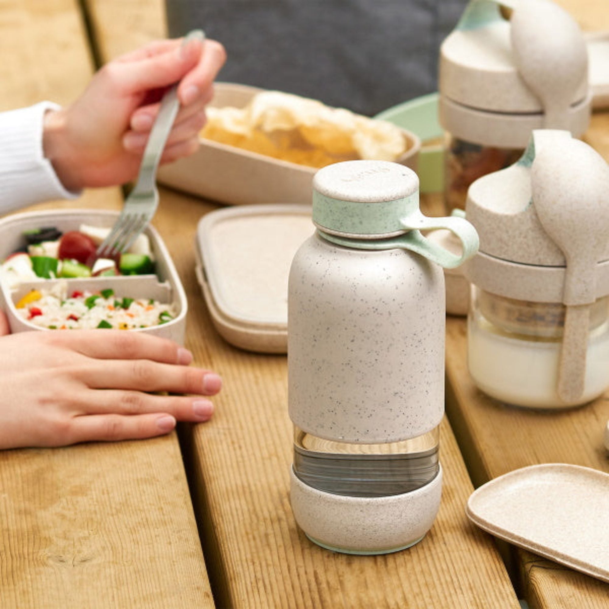 Szklana butelka Lekue To Go Organic – szczelna, z odkręcanym dnem i wygodnym uchwytem.