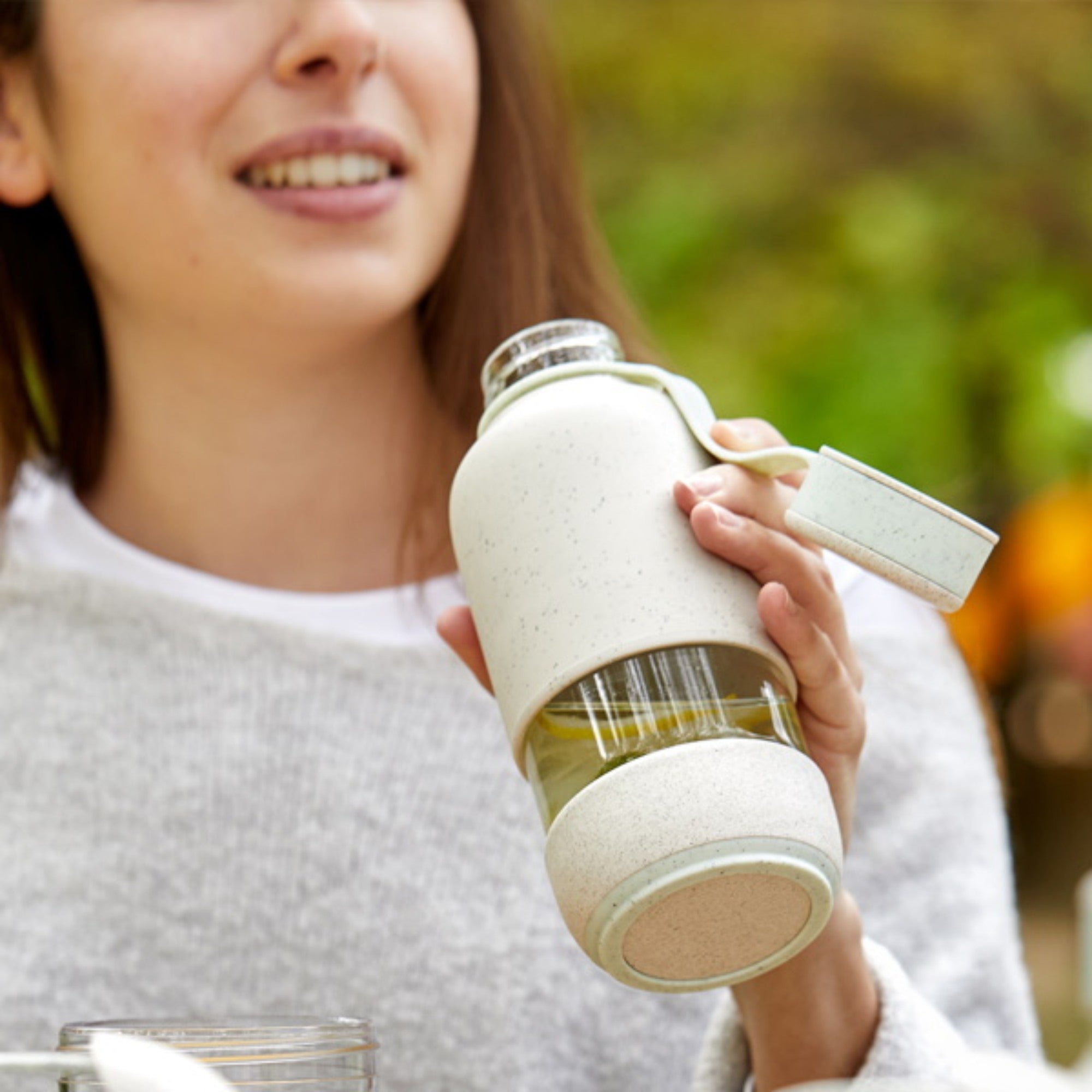 Szklana butelka Lekue To Go Organic – szczelna, z odkręcanym dnem i wygodnym uchwytem.