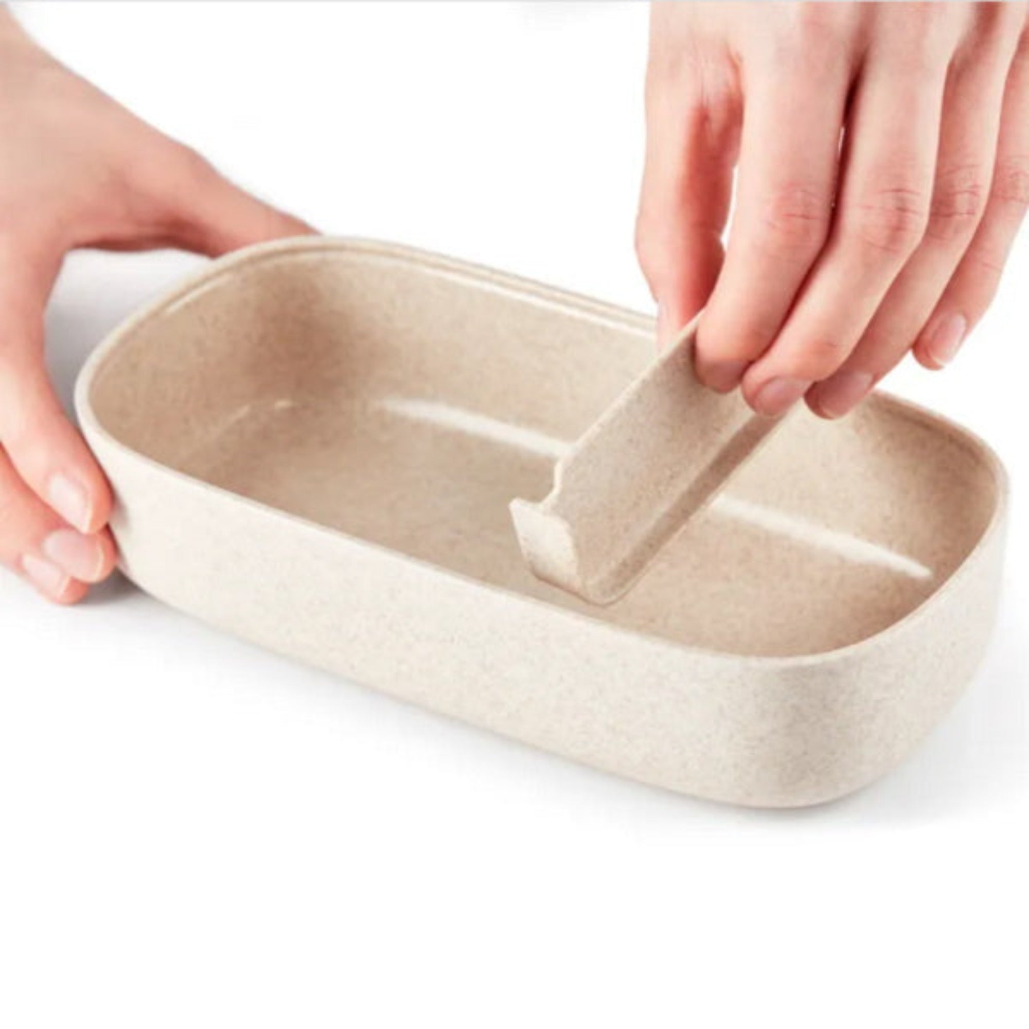 Lunchbox Lekue To Go Organic – bento box z przegrodą, schowkiem i silikonową opaską.
