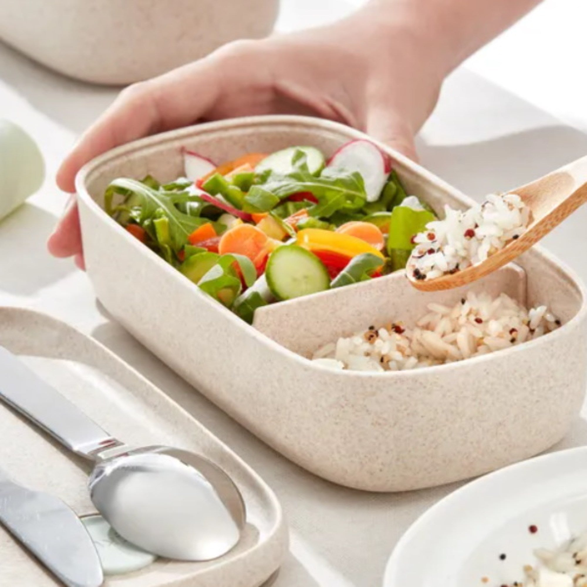 Lunchbox Lekue To Go Organic – bento box z przegrodą, schowkiem i silikonową opaską.
