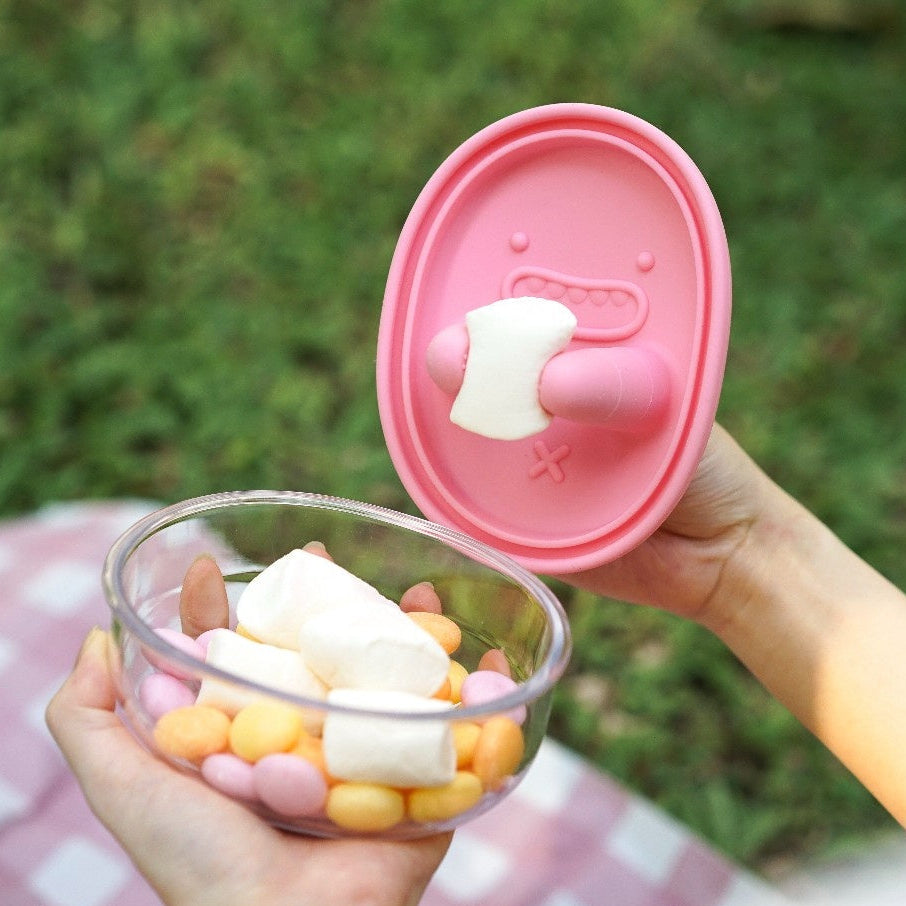 Różowy pojemnik Monchi Finger Snack Bowl z ergonomicznym uchwytem na palec
