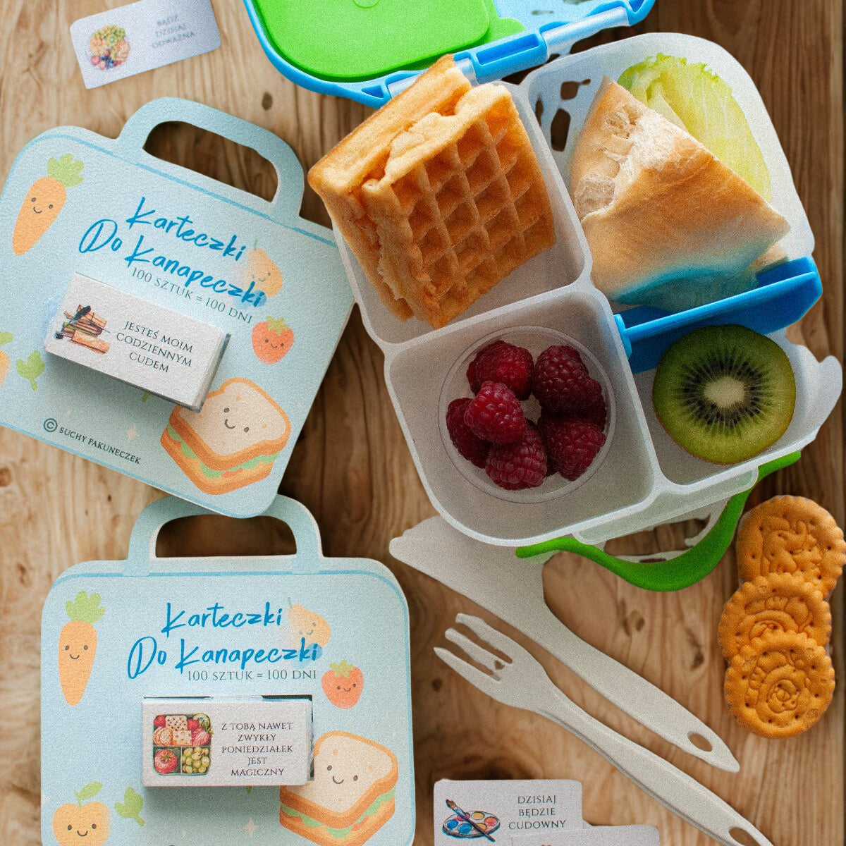 Karteczki do śniadaniówki dla chłopca Suchy Pakuneczek – zestaw 100 sztuk. Papier 200 g, pastelowe kolory, ręczne wykonanie, wymiary dopasowane do lunchboxa, motywacyjne i edukacyjne wiadomości codzienne, odporne na zgniecenia