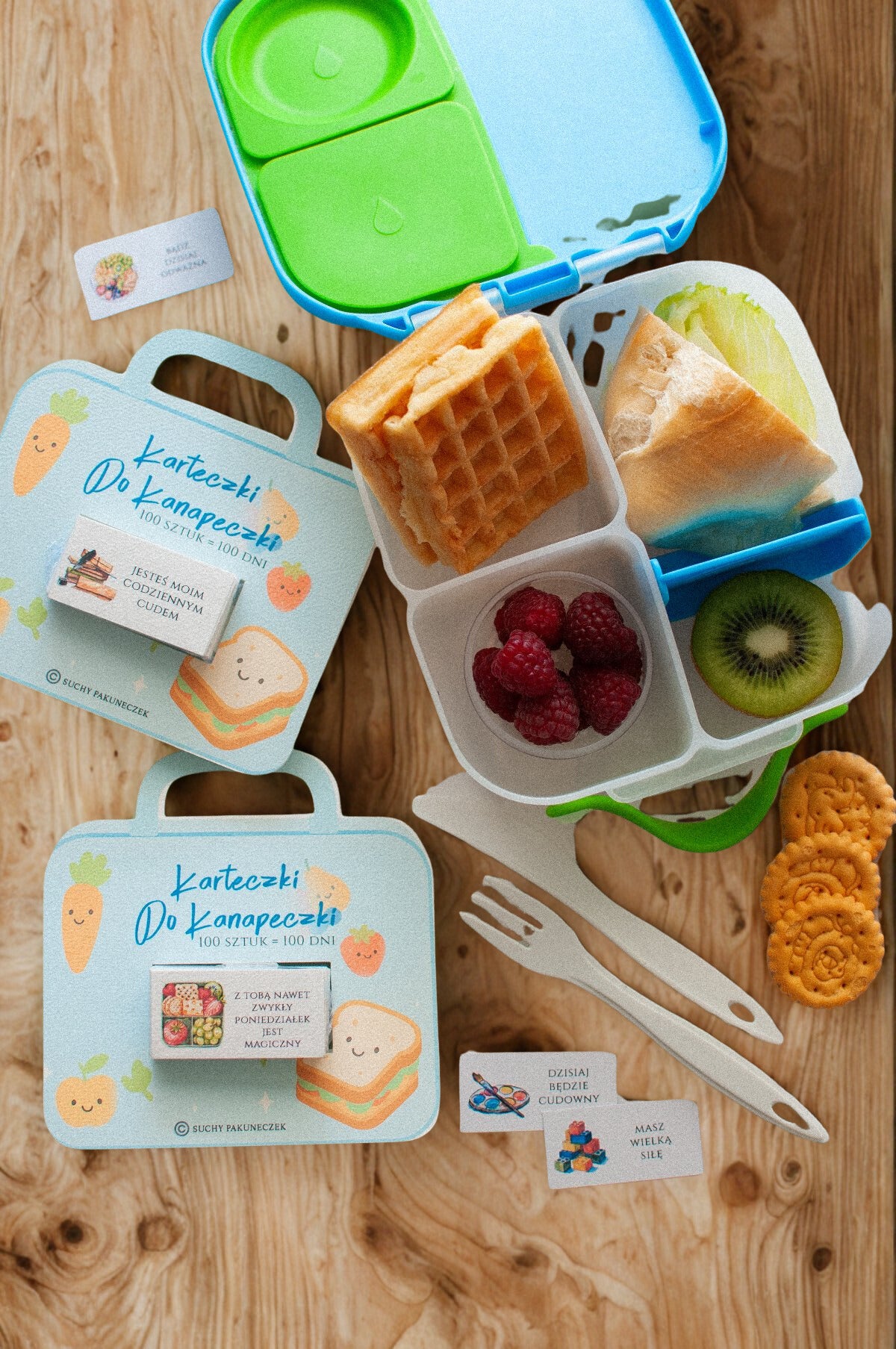 Karteczki do śniadaniówki dla chłopca Suchy Pakuneczek – zestaw 100 sztuk. Papier 200 g, pastelowe kolory, ręczne wykonanie, wymiary dopasowane do lunchboxa, motywacyjne i edukacyjne wiadomości codzienne, odporne na zgniecenia