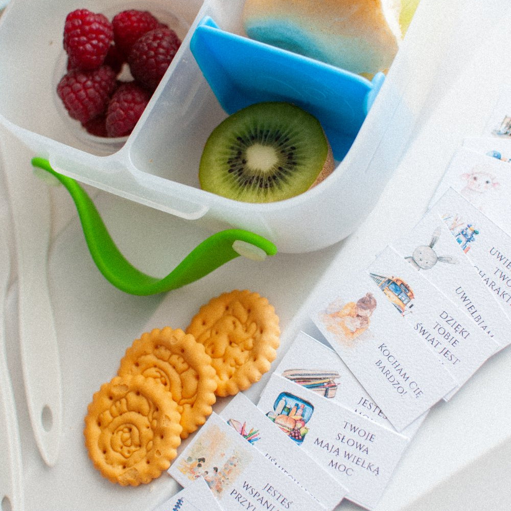 Karteczki do śniadaniówki dla chłopca Suchy Pakuneczek – zestaw 100 sztuk. Papier 200 g, pastelowe kolory, ręczne wykonanie, wymiary dopasowane do lunchboxa, motywacyjne i edukacyjne wiadomości codzienne, odporne na zgniecenia