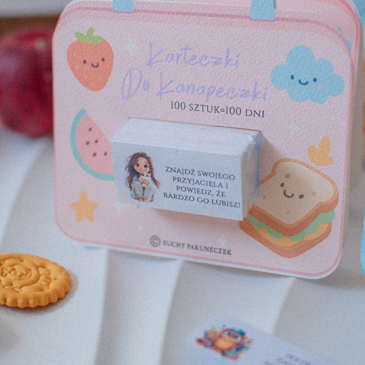 Karteczki do śniadaniówki dla dziewczynki Suchy Pakuneczek – zestaw 100 sztuk. Papier 200 g, pastelowe kolory, ręczne wykonanie, wymiary dopasowane do lunchboxa, motywacyjne i edukacyjne wiadomości codzienne, odporne na zgniecenia