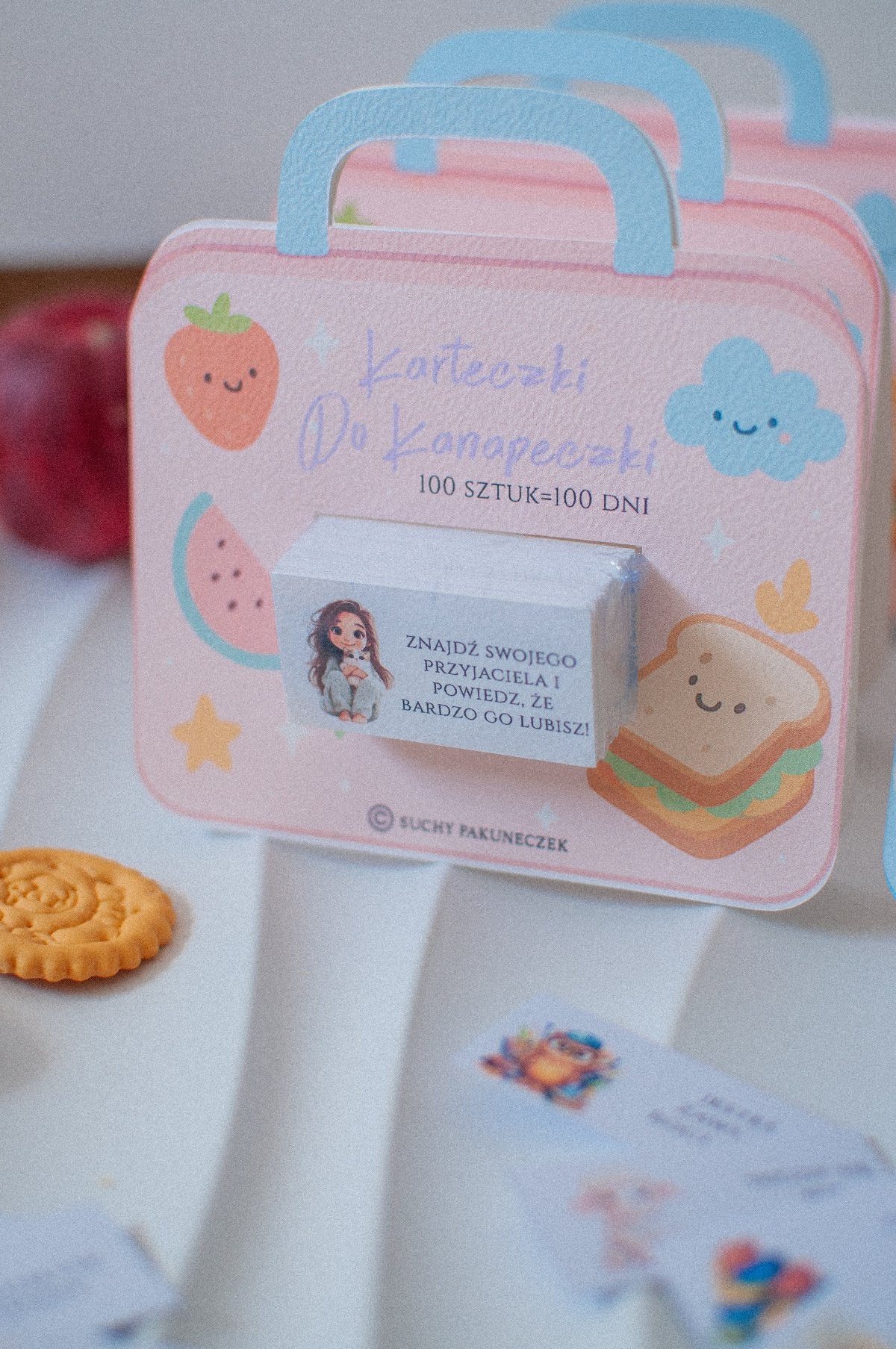 Karteczki do śniadaniówki dla dziewczynki Suchy Pakuneczek – zestaw 100 sztuk. Papier 200 g, pastelowe kolory, ręczne wykonanie, wymiary dopasowane do lunchboxa, motywacyjne i edukacyjne wiadomości codzienne, odporne na zgniecenia