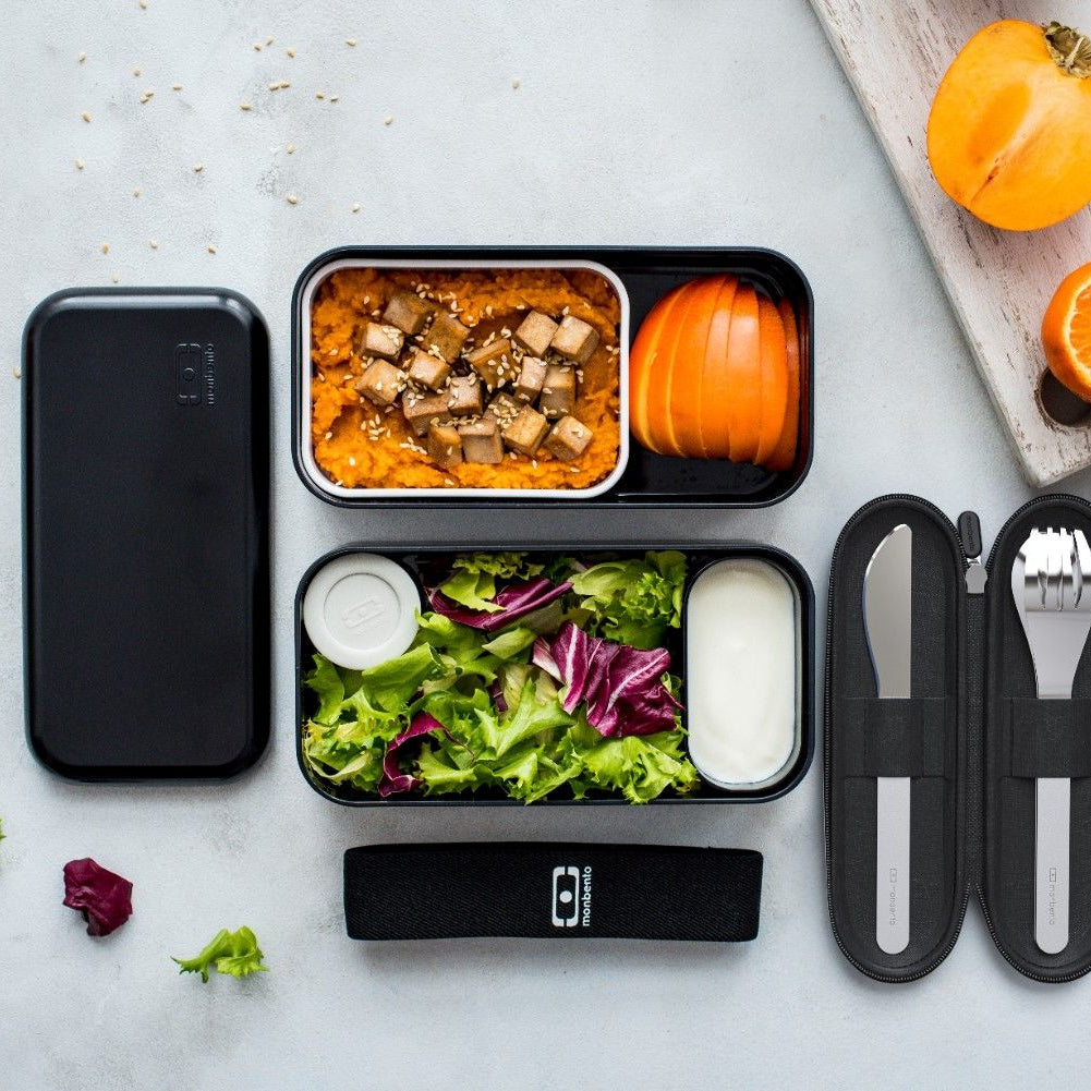 Monbento Slim Nest Black – stalowy zestaw sztućców w etui na suwak, lekki, kompaktowy, trwały i idealny w podróży, kolor: czarny