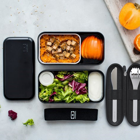 Monbento Slim Nest Black – stalowy zestaw sztućców w etui na suwak, lekki, kompaktowy, trwały i idealny w podróży, kolor: czarny