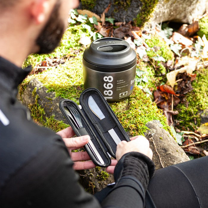 Monbento Slim Nest Black – stalowy zestaw sztućców w etui na suwak, lekki, kompaktowy, trwały i idealny w podróży, kolor: czarny