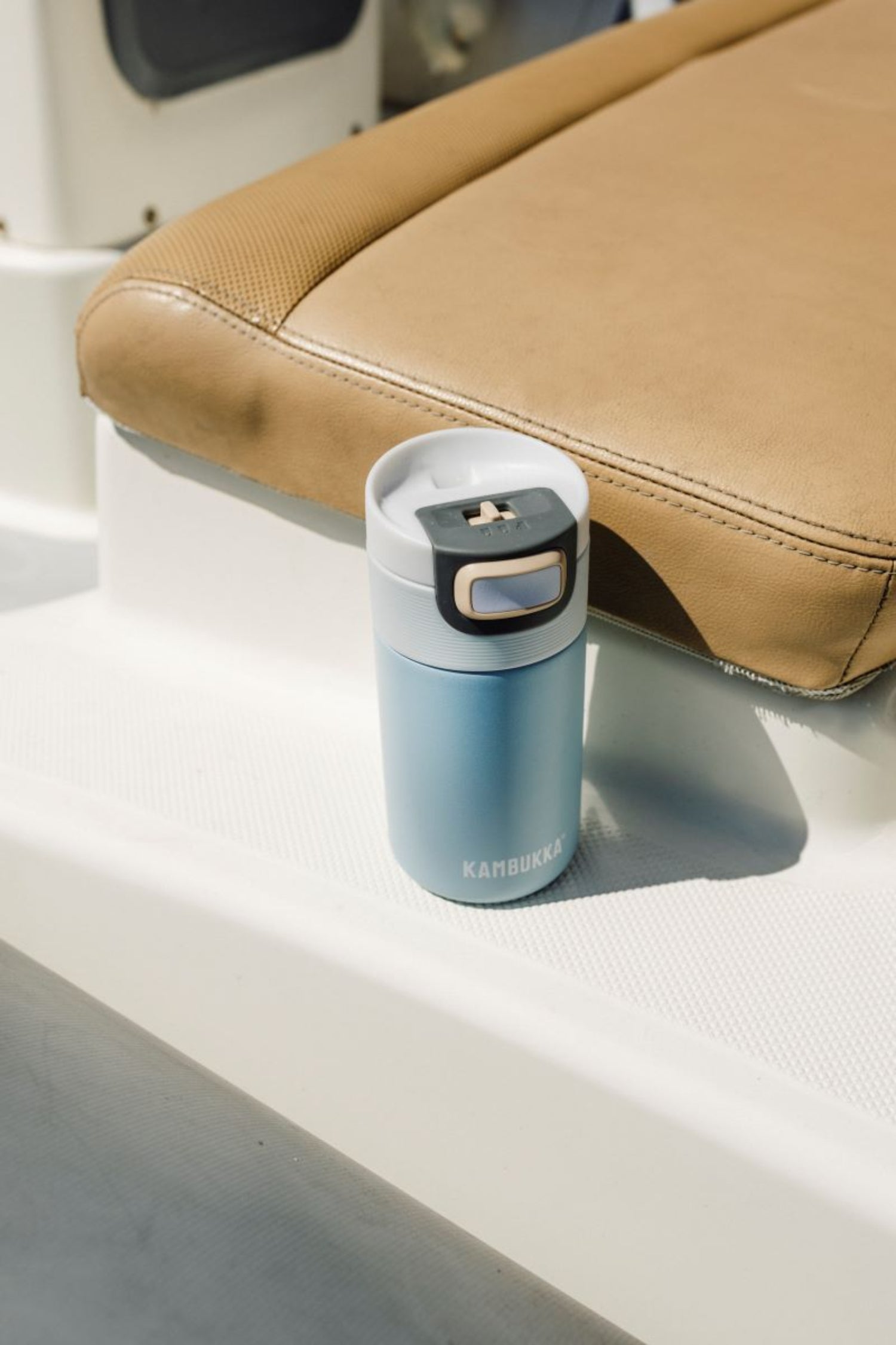 Kambukka Etna Breezy Blue 300 ml – stalowy kubek termiczny, nakrętka 3w1, szczelny i stylowy, utrzymuje ciepło do 5h, kolor: niebieski