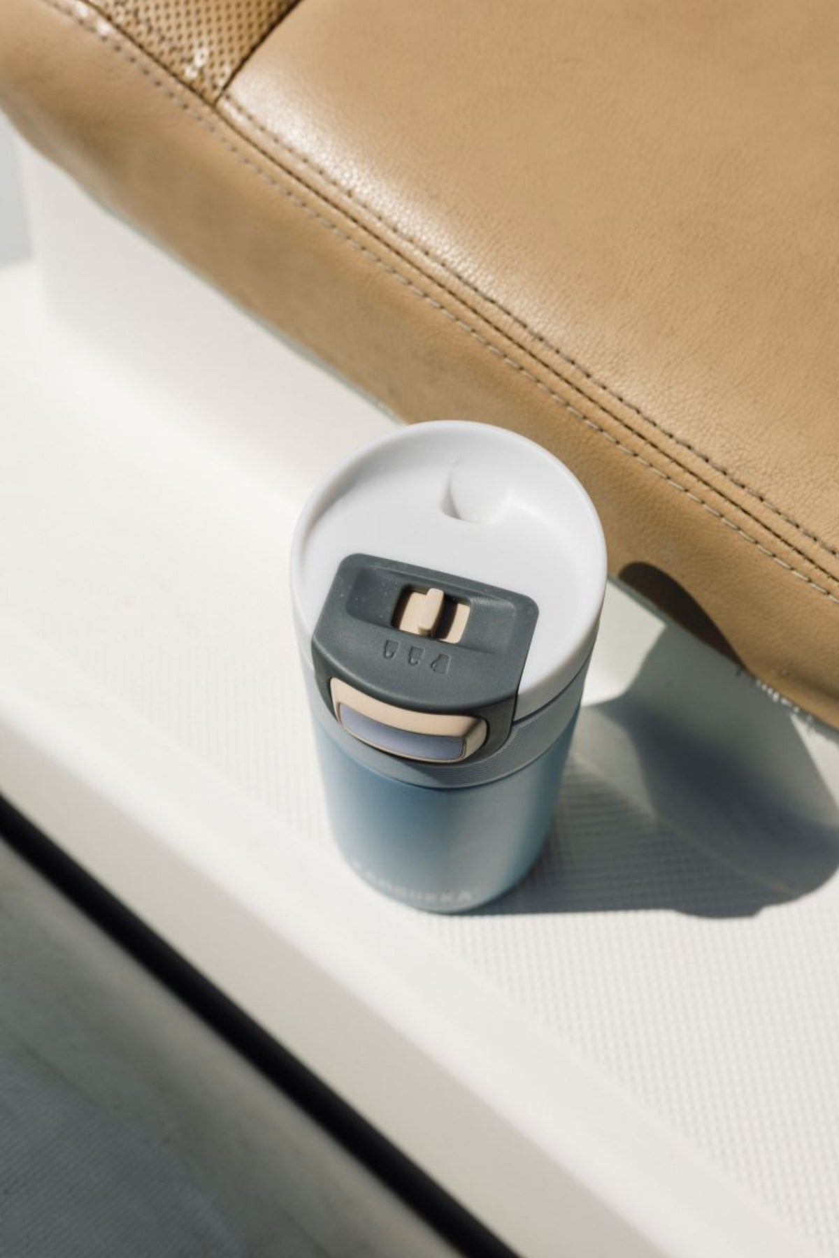 Kambukka Etna Breezy Blue 300 ml – stalowy kubek termiczny, nakrętka 3w1, szczelny i stylowy, utrzymuje ciepło do 5h, kolor: niebieski