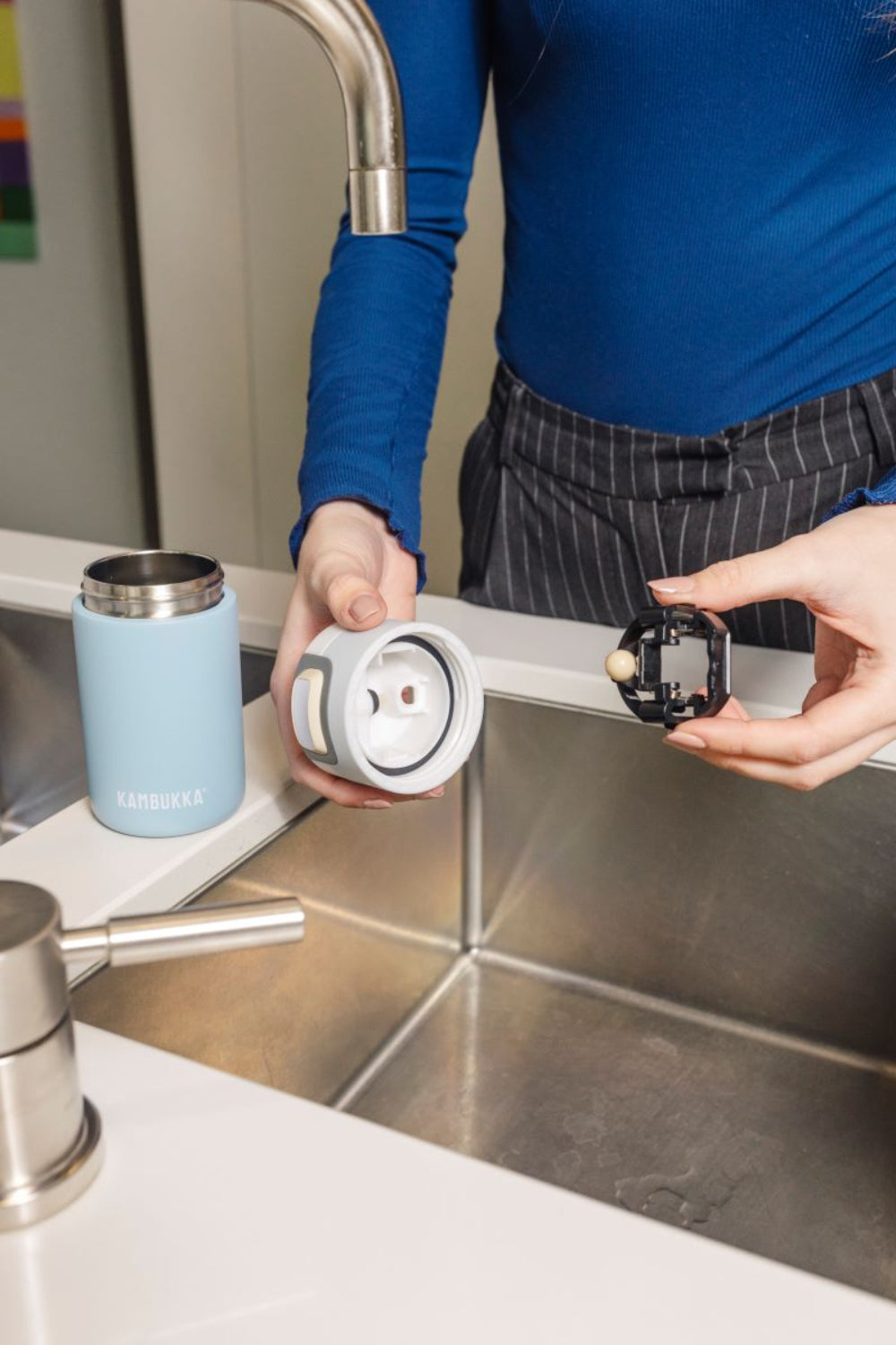 Kambukka Etna Breezy Blue 300 ml – stalowy kubek termiczny, nakrętka 3w1, szczelny i stylowy, utrzymuje ciepło do 5h, kolor: niebieski