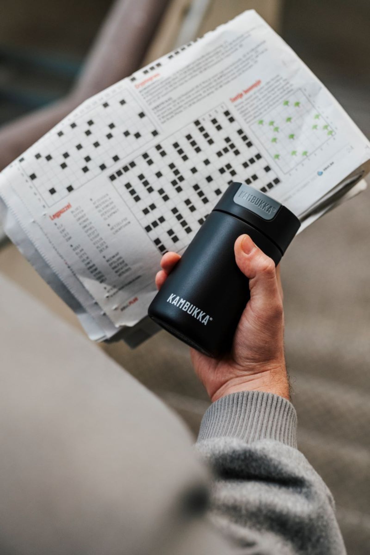 Kambukka Olympus 300 ml Jet Black – kompaktowy czarny kubek termiczny, szczelny, One-Click, Snapclean®, utrzymuje ciepło 6h i zimno 11h.