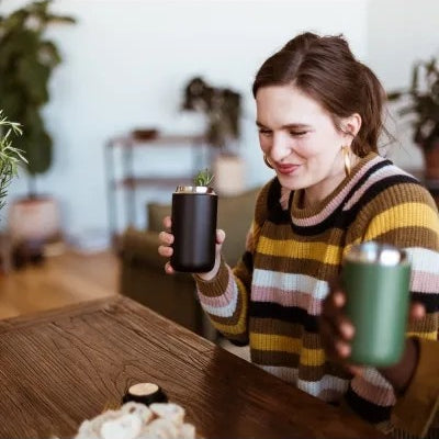 Czarny kubek termiczny 355 ml Fellow Carter Move Mug Matte Black - stal nierdzewna, szczelny, chroni przed rozlewaniem, szeroki otwór, nie wchłania smaku i zapachu