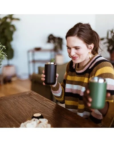 Czarny kubek termiczny 355 ml Fellow Carter Move Mug Matte Black - stal nierdzewna, szczelny, chroni przed rozlewaniem, szeroki otwór, nie wchłania smaku i zapachu
